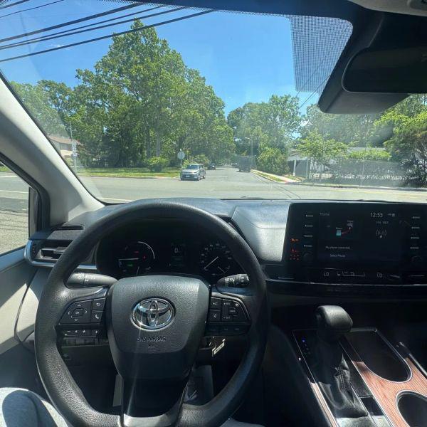 2024 Toyota Sienna LE