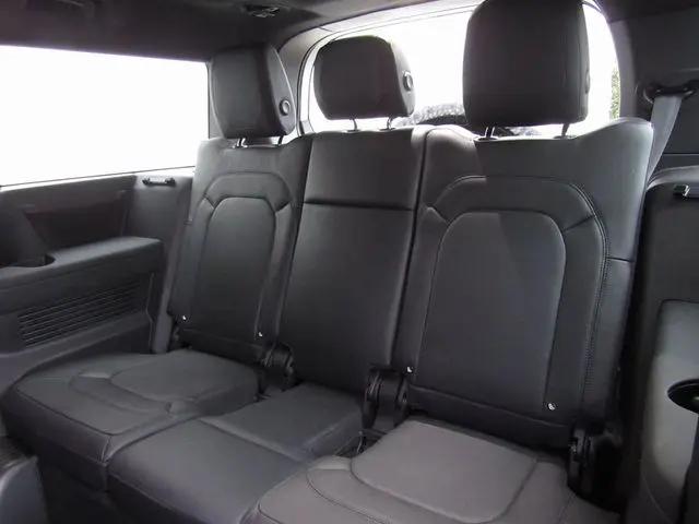 2024 Land Rover Defender 130 P400 X-Dynamic SE