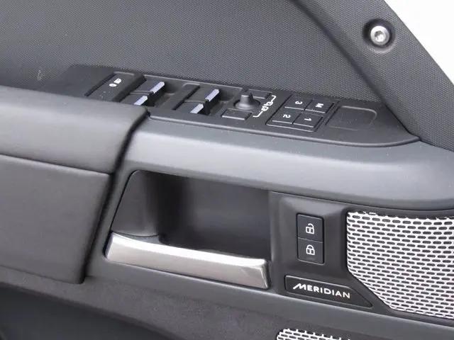2024 Land Rover Defender 130 P400 X-Dynamic SE