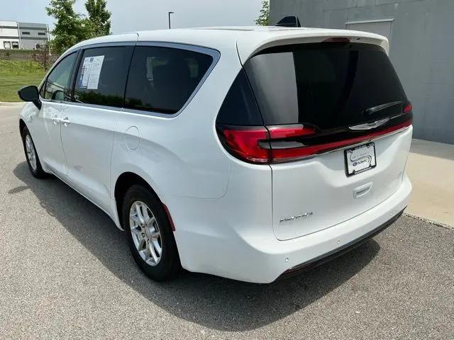 2025 Chrysler Pacifica Select