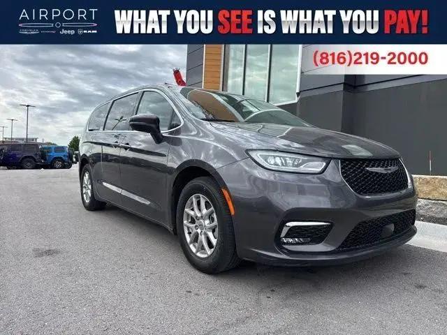 2023 Chrysler Pacifica Touring L for sale in Platte City, MO