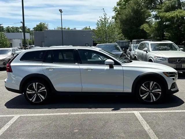 2025 Volvo V60 Cross Country Plus, B5 AWD Gas (mild hybrid)