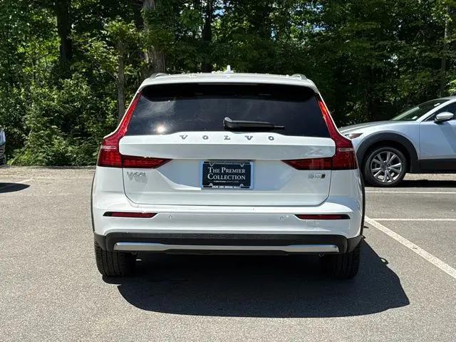 2025 Volvo V60 Cross Country Plus, B5 AWD Gas (mild hybrid)