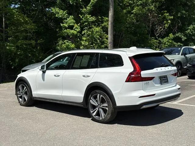 2025 Volvo V60 Cross Country Plus, B5 AWD Gas (mild hybrid)