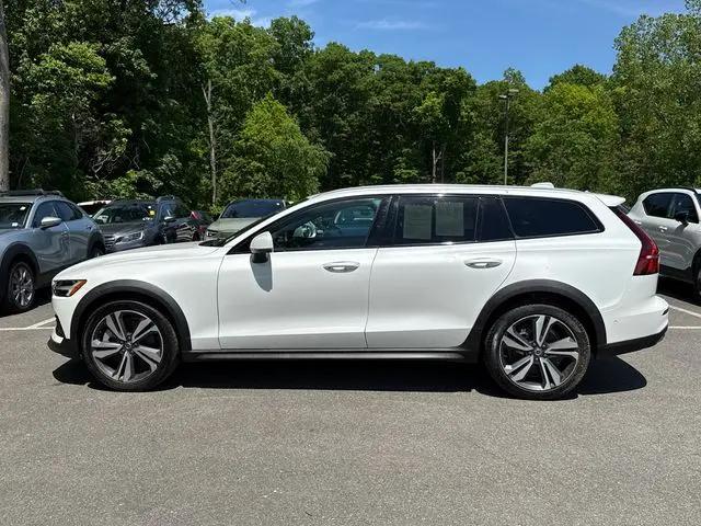 2025 Volvo V60 Cross Country Plus, B5 AWD Gas (mild hybrid)