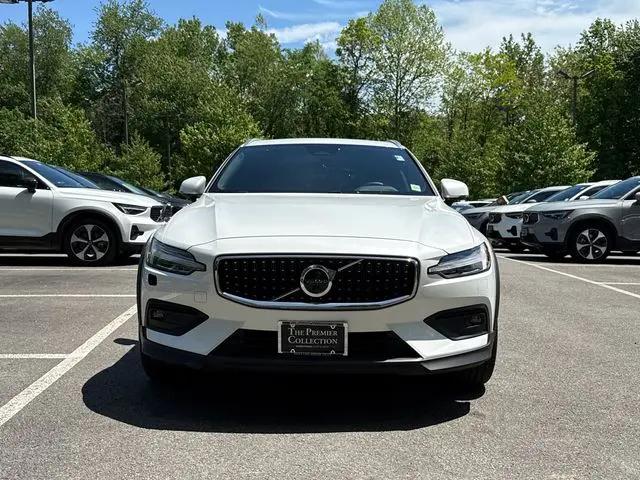 2025 Volvo V60 Cross Country Plus, B5 AWD Gas (mild hybrid)