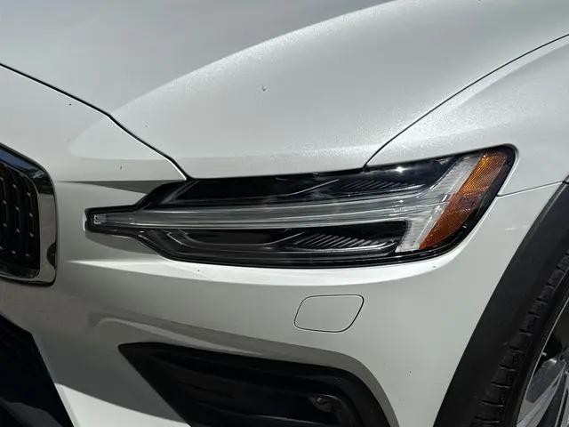 2025 Volvo V60 Cross Country Plus, B5 AWD Gas (mild hybrid)