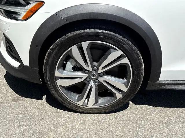 2025 Volvo V60 Cross Country Plus, B5 AWD Gas (mild hybrid)