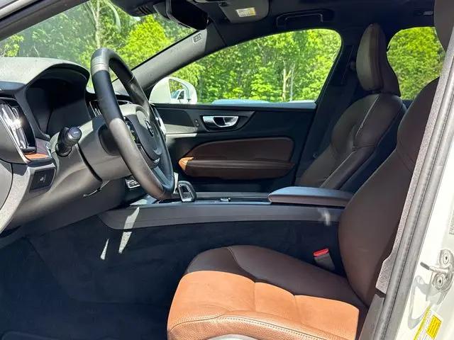 2025 Volvo V60 Cross Country Plus, B5 AWD Gas (mild hybrid)