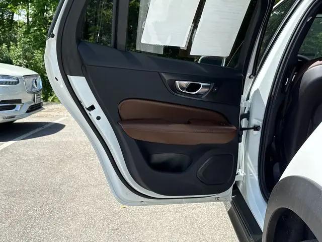 2025 Volvo V60 Cross Country Plus, B5 AWD Gas (mild hybrid)