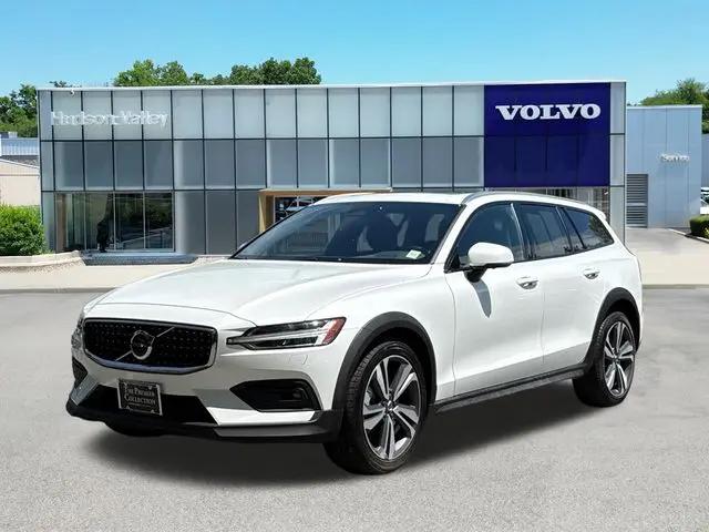 2025 Volvo V60 Cross Country Plus, B5 AWD Gas (mild hybrid) for sale in Wappingers Falls, NY