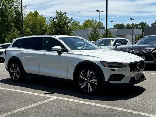 2025 Volvo V60 Cross Country Plus, B5 AWD Gas (mild hybrid)