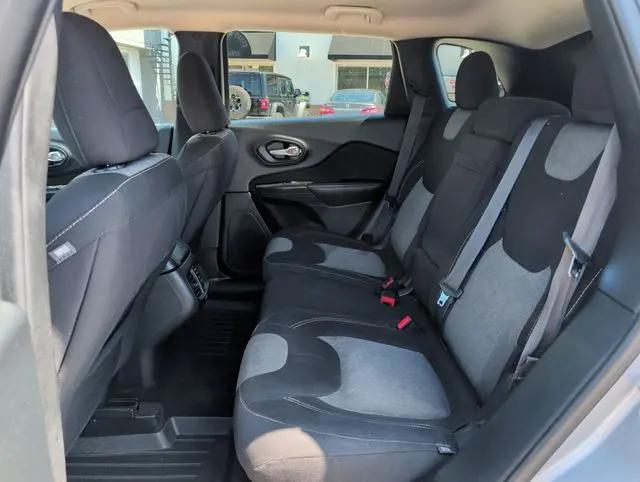2016 Jeep Cherokee Sport