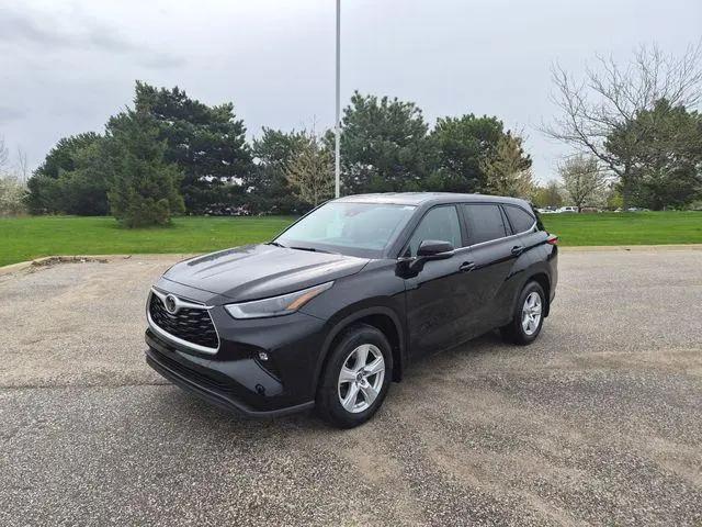 2023 Toyota Highlander LE for sale in Saginaw, MI