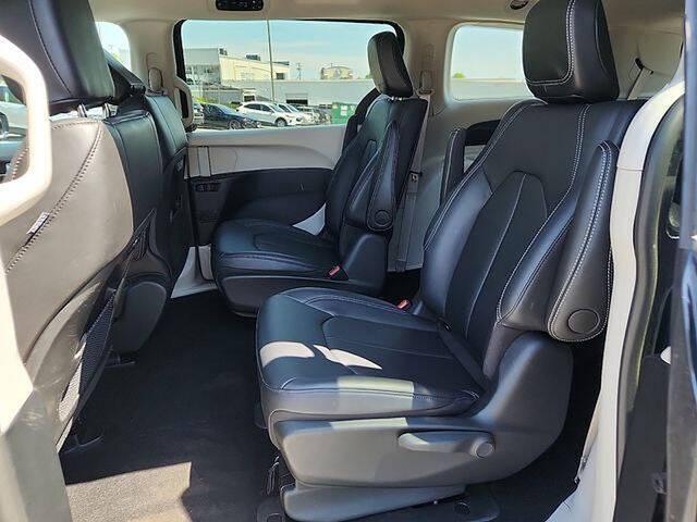 2024 Chrysler Pacifica Hybrid Select