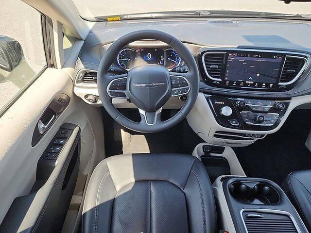 2024 Chrysler Pacifica Hybrid Select