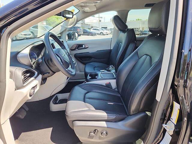 2024 Chrysler Pacifica Hybrid Select