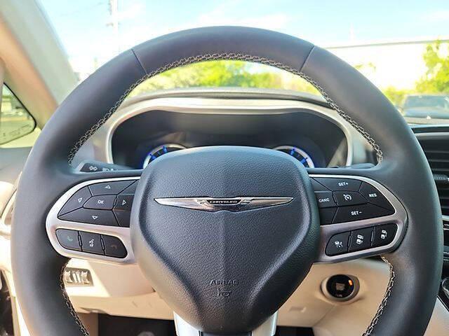 2024 Chrysler Pacifica Hybrid Select