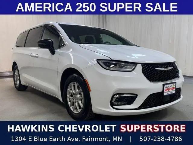 2025 Chrysler Pacifica Select for sale in Fairmont, MN