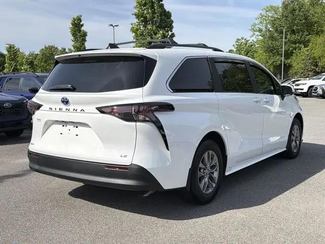 2025 Toyota Sienna LE