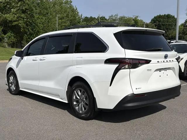 2025 Toyota Sienna LE