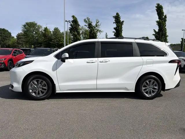 2025 Toyota Sienna LE