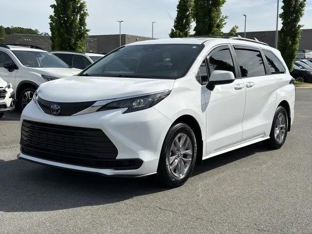 2025 Toyota Sienna LE