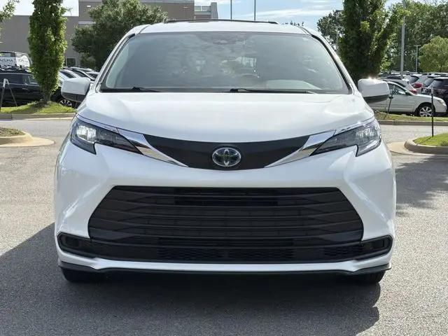 2025 Toyota Sienna LE