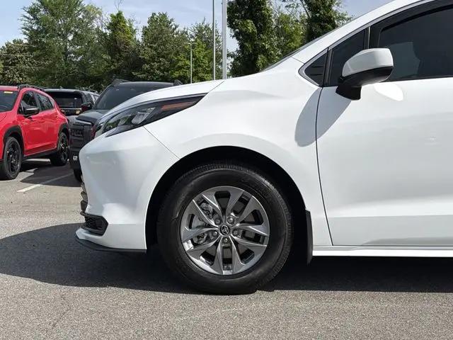 2025 Toyota Sienna LE