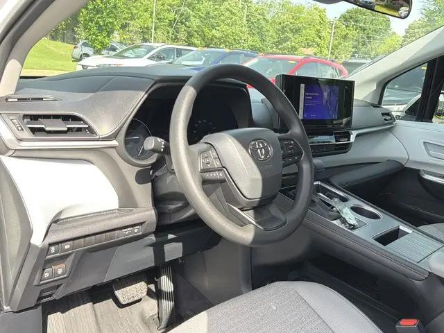 2025 Toyota Sienna LE