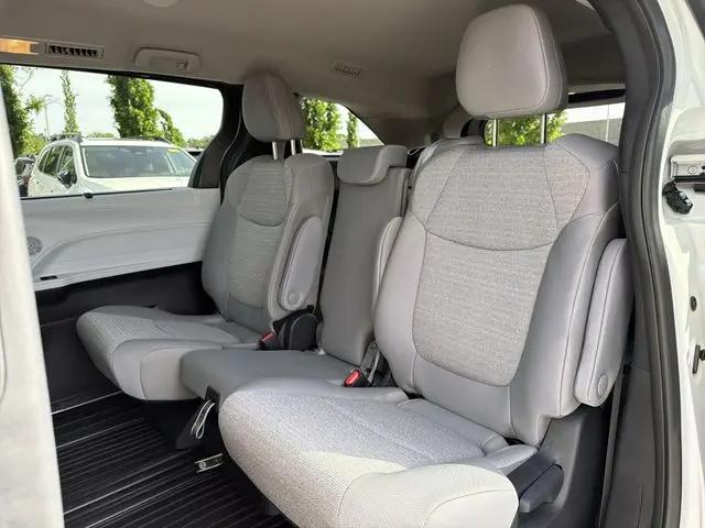 2025 Toyota Sienna LE