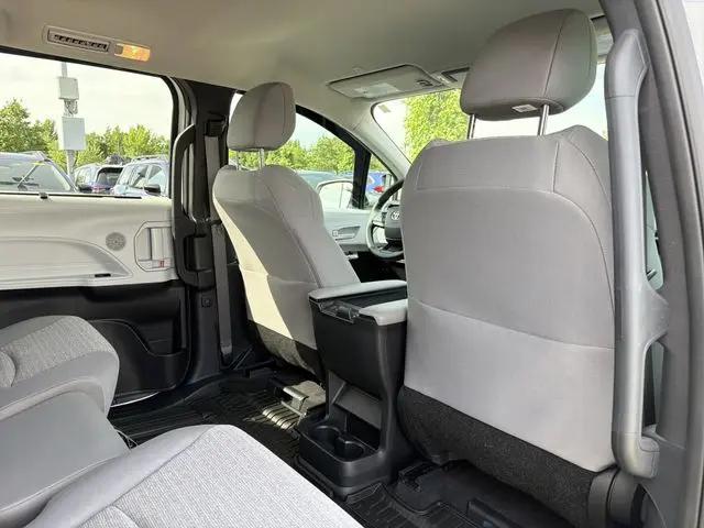 2025 Toyota Sienna LE