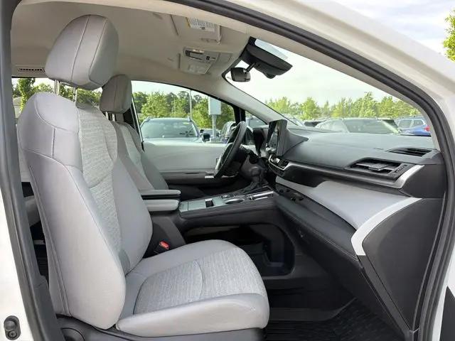 2025 Toyota Sienna LE