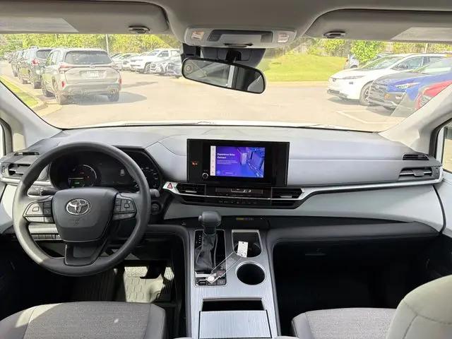 2025 Toyota Sienna LE
