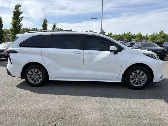 2025 Toyota Sienna LE