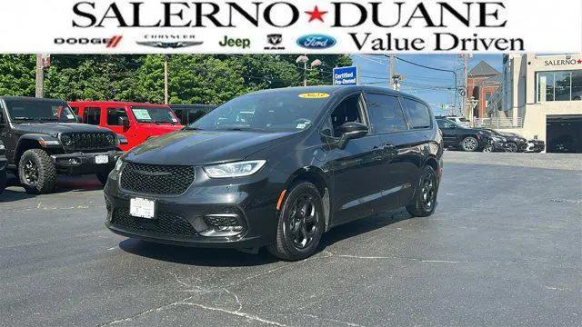 2023 Chrysler Pacifica Hybrid Touring L for sale in Summit, NJ