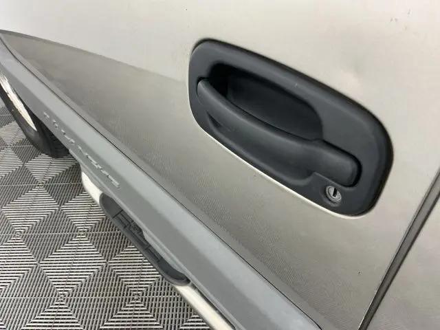 2002 Chevrolet Avalanche Base