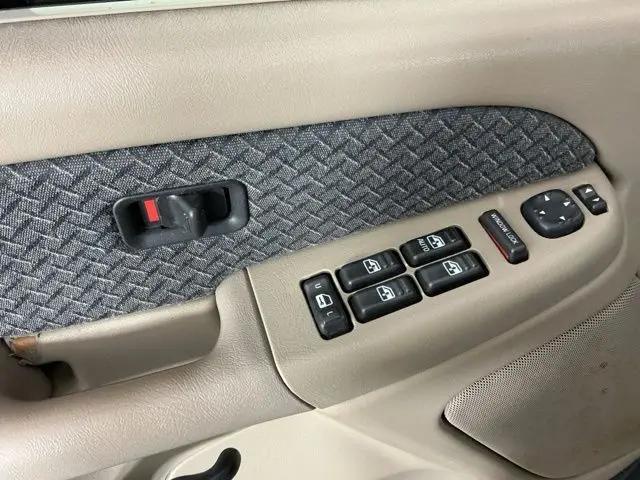 2002 Chevrolet Avalanche Base