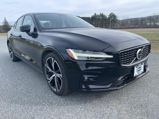 2024 Volvo S60 B5 Plus Dark Theme