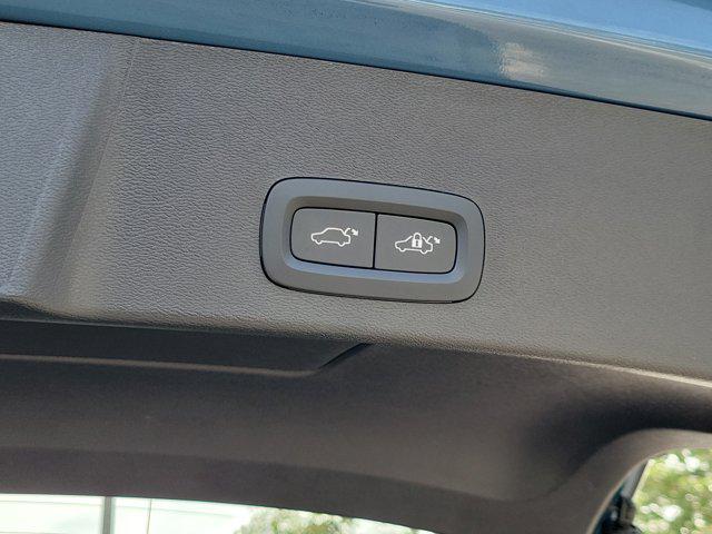 2024 Volvo XC40 B5 Plus Bright Theme