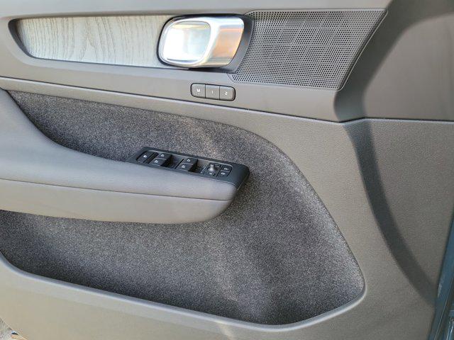 2024 Volvo XC40 B5 Plus Bright Theme