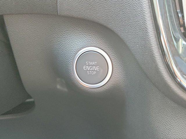 2024 Volvo XC40 B5 Plus Bright Theme