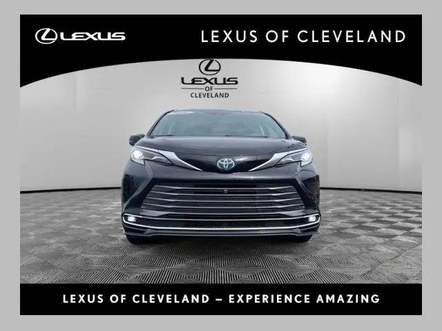 2021 Toyota Sienna Platinum for sale in Brook Park, OH
