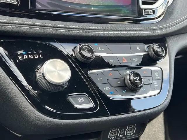 2022 Chrysler Pacifica Hybrid Touring L
