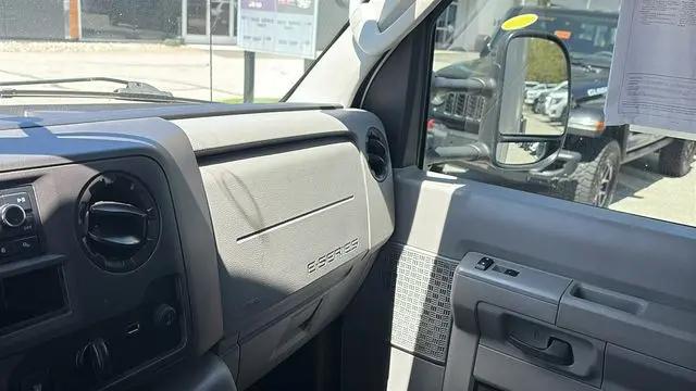 2022 Ford E-350 Cutaway Base