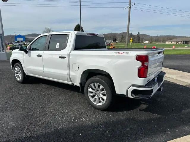 2022 Chevrolet Silverado 1500 4WD Crew Cab Short Bed Custom