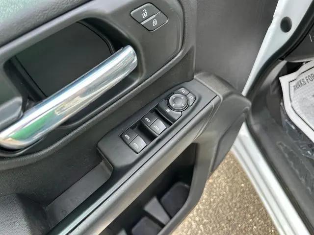 2022 Chevrolet Silverado 1500 4WD Crew Cab Short Bed Custom