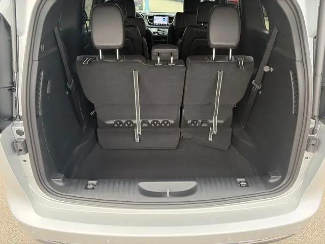 2026 Chrysler Pacifica Select AWD