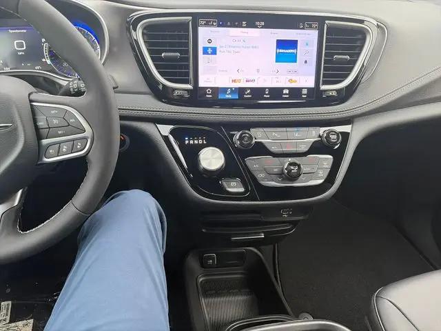 2026 Chrysler Pacifica Select AWD