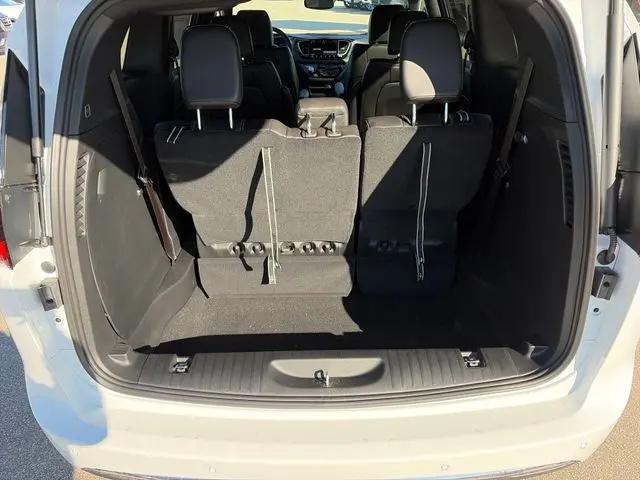 2026 Chrysler Pacifica Select AWD